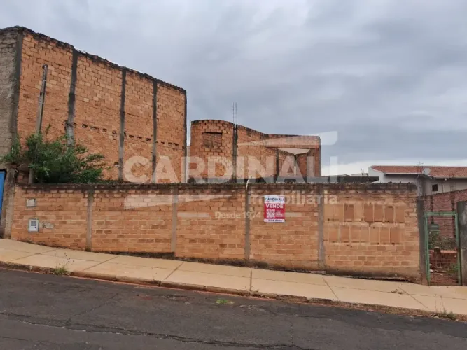 Terreno com ótima localização, com construção em andamento.