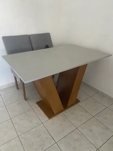 Mesa de jantar com 4 cadeiras 