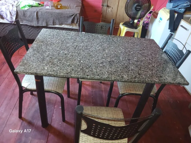Vendo mesa de mármore nova menos de um mês de uso com documento