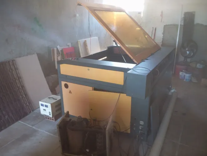 Máquina a laser corte e gravação 