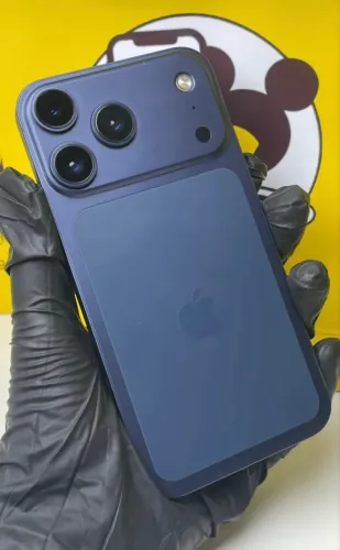 iPhone XR na carcaça do 17 pro 