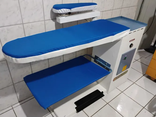 Mesa de passar italiana com aquecimento e duquisao
