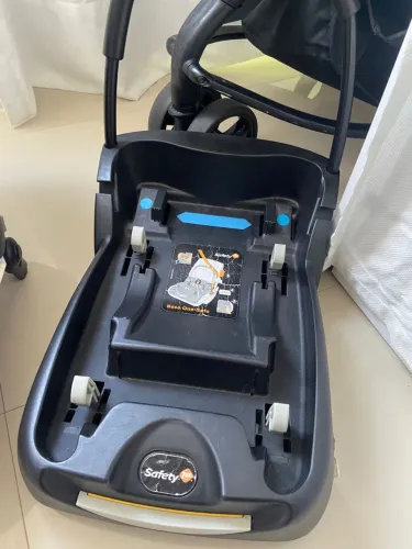 Carrinho com bebê conforto