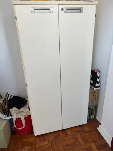 Armário multiuso branco com cinco prateleiras