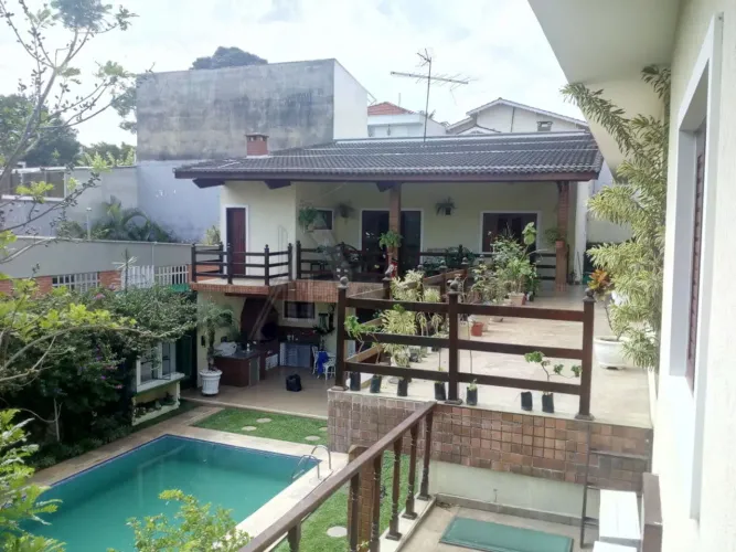 Casa pra venda, 5 suítes e ampla área de lazer, piscina, churrasqueira. Jardim Leonor Mend