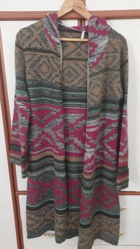 Sobretudo étnico com touca