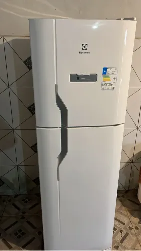 Cama, geladeira, fogão e máquina de lavar