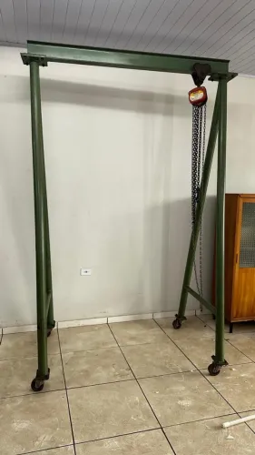 Pórtico Móvel de Aço com Talha Manual de Corrente - Capacidade 0,5 Tonelada (500kg)