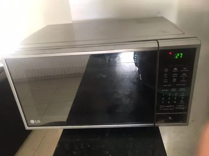 Micro-ondas LG 30L Espelhado Limpa Fácil 220V