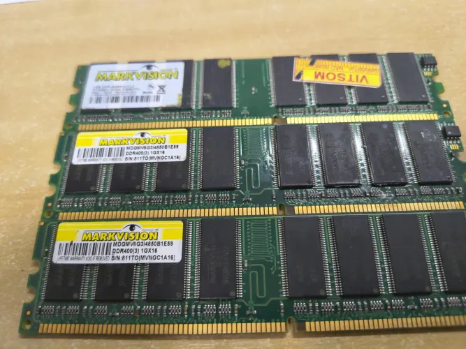 3 pentes de memória 1GB DDR-1 400mhz
