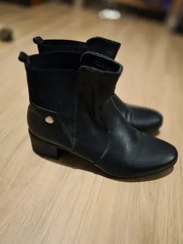 Bota preta de salto 