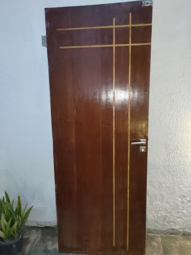 Porta de madeira com fechadura e ferrolho