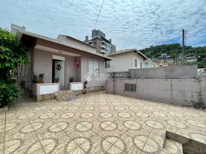 Casa residencial à venda no Centro com 90m² e 3 dormitórios/quartos disponíveis.