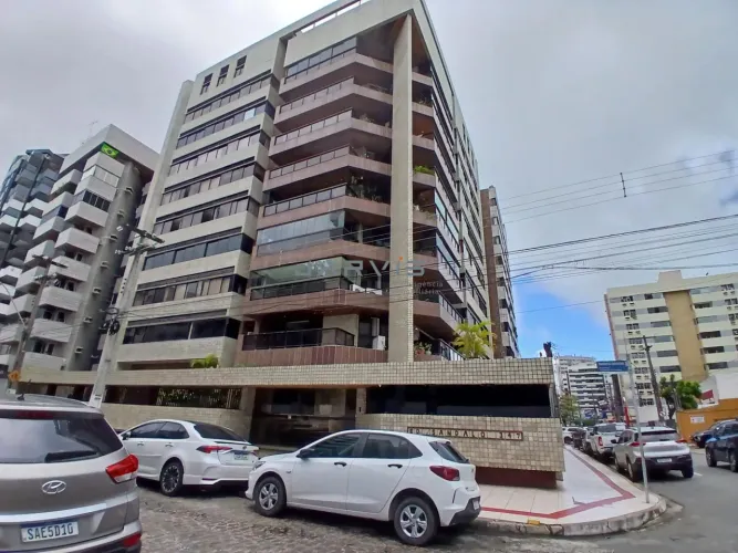 Apartamento com 211,73m2, 4 quartos, sendo 3 Suítes a uma quadra da praia da Pon