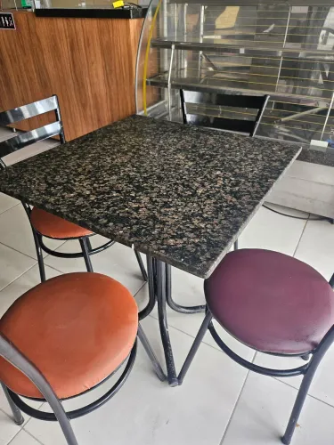 Mesa de Granito com 4 cadeiras 