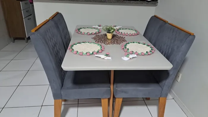 Mesa de jantar 4 cadeiras