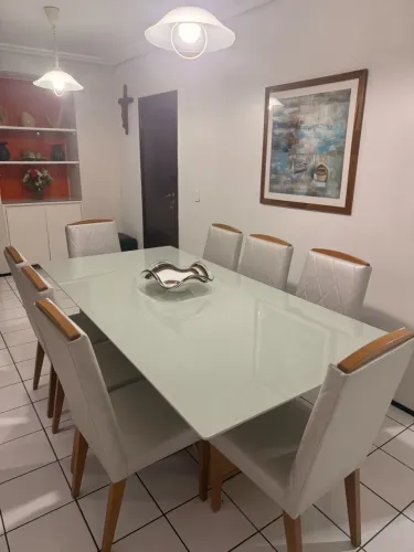 Mesa de jantar com 8 cadeiras
