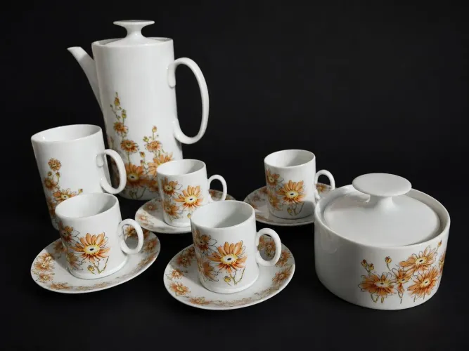 Lindo Conjunto de Café Vintage em Porcelana da Marca Porcelana Renner (Medaillon).