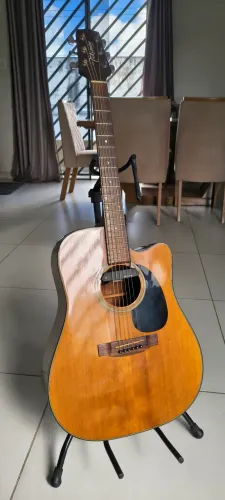 Violão Takamine Tampo sólido.
