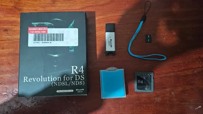 R4 - Revolution 4 NDS - Cartucho Nintendo DS completo na caixa com cartão sd.