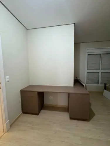Escrivaninha e painel de TV