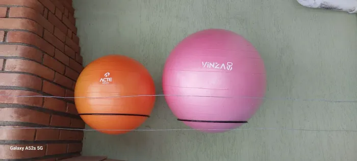 Kit 2 Bolas de Pilates 45 e 55cm + Suportes