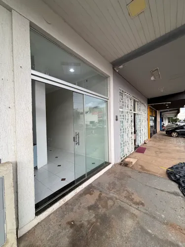 ALUGA-SE SALA COMERCIAL NA Q 104 SUL, RUA DA FERPAM. Sala ideal para escritório ou loja. 