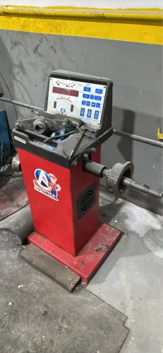 Balanceadora de pneus usada em bom estado