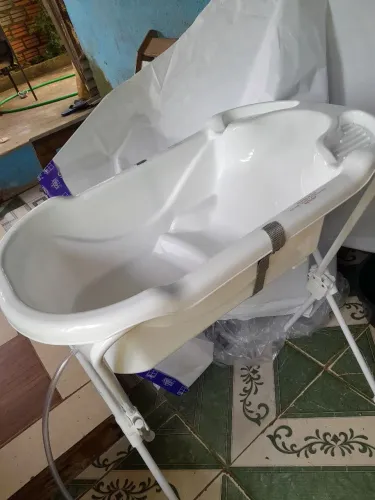 Banheira com suporte, nunca usada ainda na caixa.