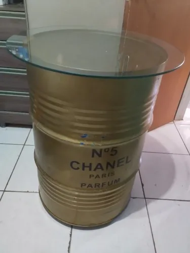 Tambor usado como mesa com tampo de vidro e rodinhas