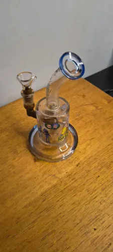Peça artesanal em vidro ? modelo Rick & Morty