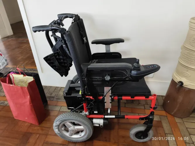 Cadeira de rodas elétrica motorizada pouco usada
