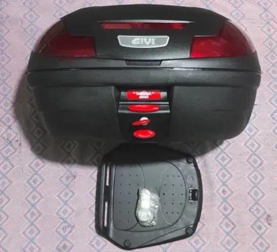 baú bauleto givi 47 litros capacidade para 2 capacetes