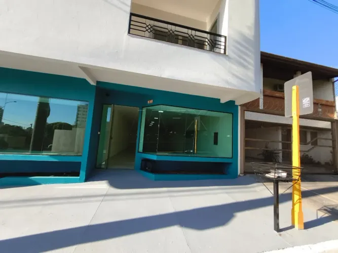 Sala comercial para locação de 64m² com banheiro e espaço para copa.