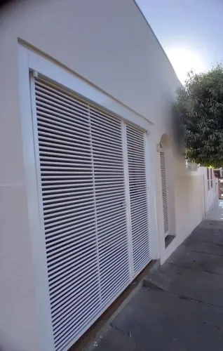 CASA AMPLA À VENDA - EXCELENTE LOCALIZAÇÃO!