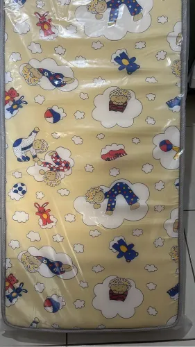 Berço branco e guarda-roupa de bebê 