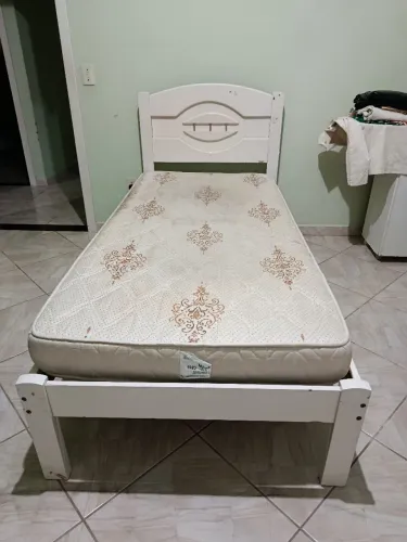 Vendo cama de solteiro com colchão