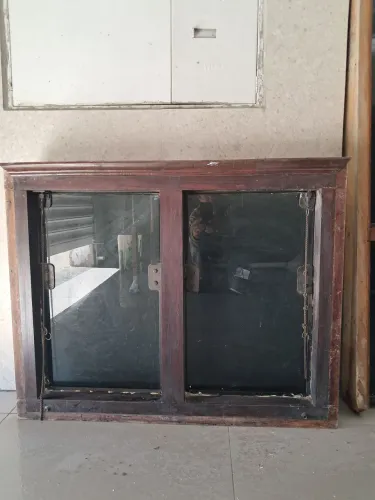 janela para sala de madeira maciça com vidro fumê
