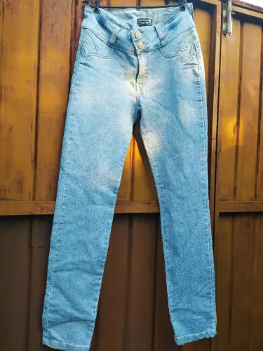Calça jeans feminina brechó desapego outlet Tam 42 cintura média, semi nova, confortável