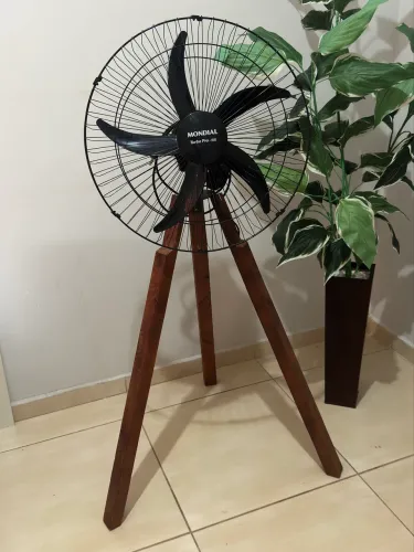 Ventilador de parede com tripé de madeira