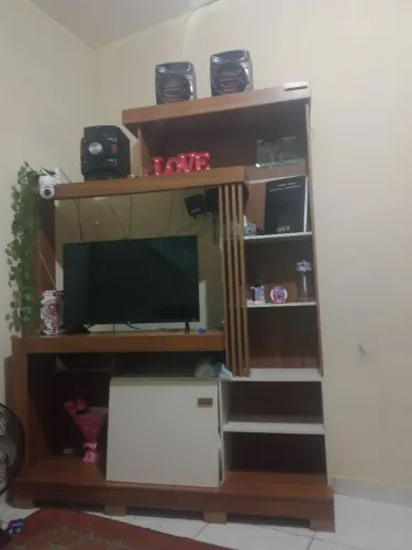 Vendo ,estante usada ,com algumas marcas de uso
