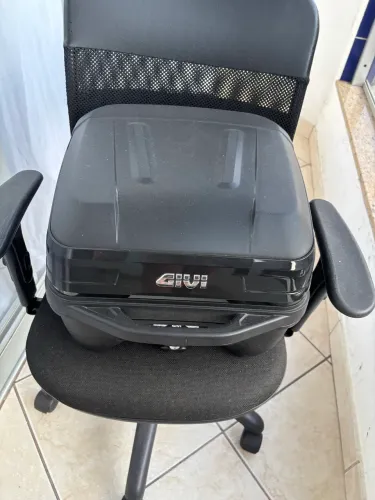 Bau givi 33litros pouquissimo usado
