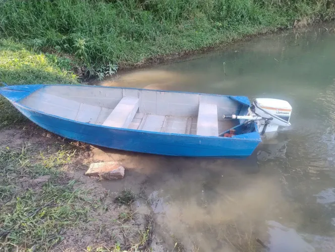 Barco de alumínio e motor