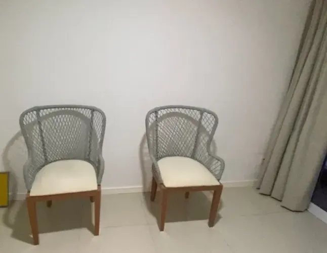 Cadeiras com detalhes em corda náutica