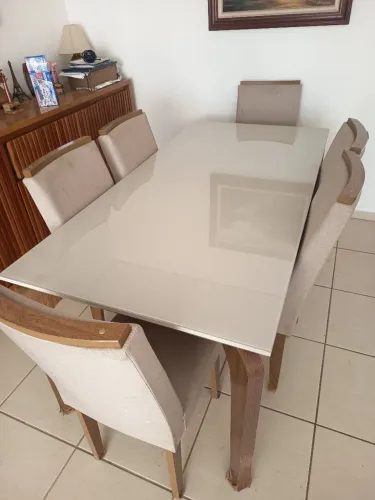 Mesa de jantar com tampo em MDF com vidro. As 4 cadeiras vem de brinde.