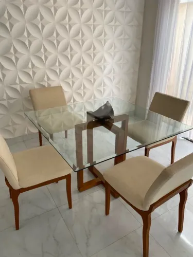 Vendo mesa MDF quadrada de tampo de vidro, com 4 cadeira de madeira e estofado de linho