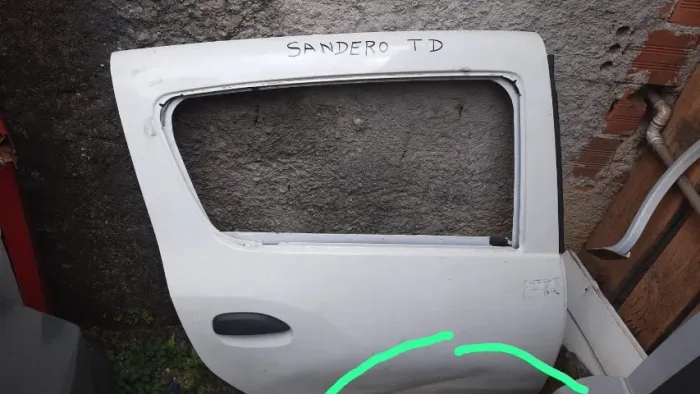 Porta traseira direita Sandero 2015 com reparo conforme marcação