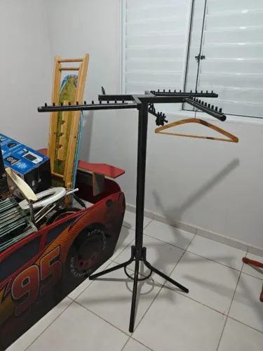 Varal cabideiro de chão