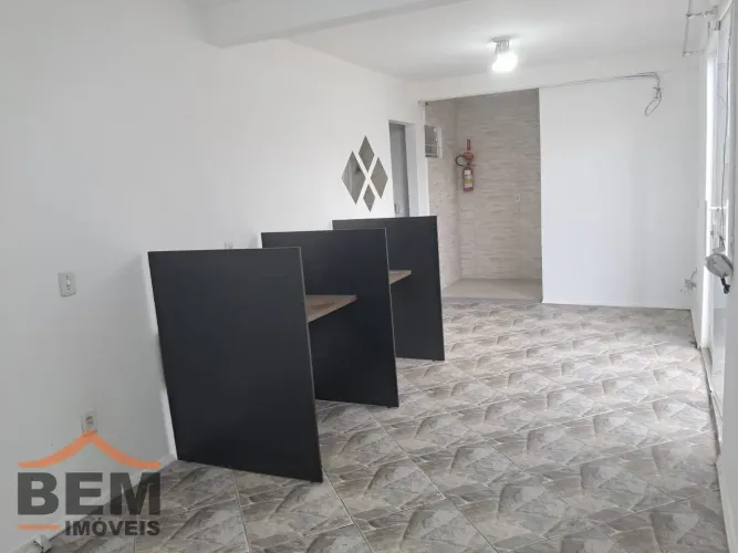 Sala comercial disponível para locação no bairro Meia Praia, em Navegantes/SC.