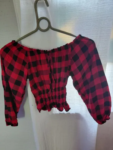 Top vermelho detalhes preto lindo